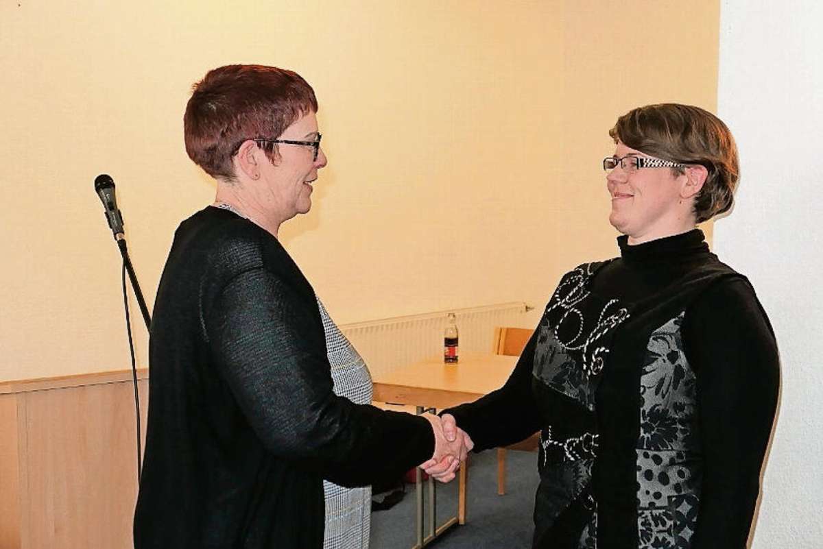 Neumitglied Lea Kittel (rechts) erhielt auf der Kreismitgliederversammlung aus den Händen von Anke Hofmann-Domke ihren Mitgliederausweis. Foto: Dolge