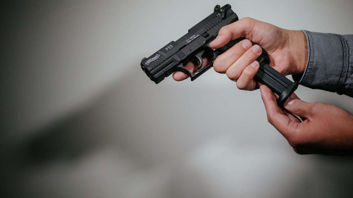 Nachbar-Regionen: Unbekannte erpressen 16-Jährigen mit Schusswaffe