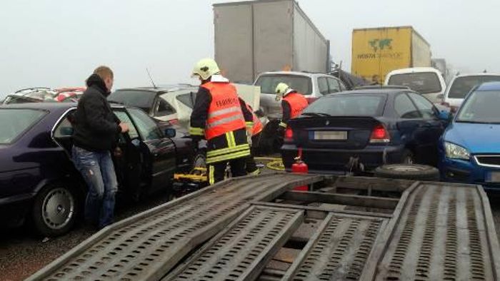 Massenkarambolage auf Autobahn: Ein Toter und 40 Verletzte