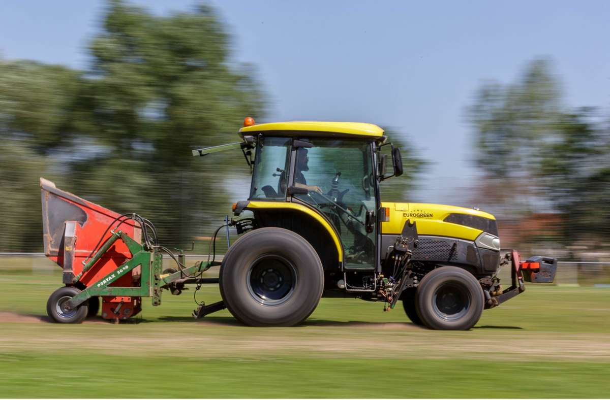 Zeit ist Geld: Orhan Ceren fliegt mit seinem Kleintraktor regelrecht  über den Rasen der Friedenskampfbahn in Breitungen. Die jährliche Rasenpflege steht an.