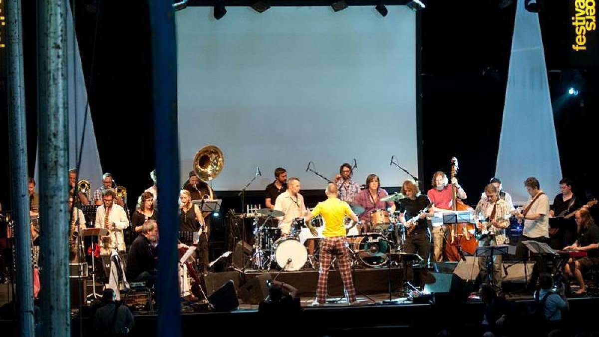 Feuilleton: Big Band aus Ruhrgebiet eröffnet Jazzmeile Thüringen