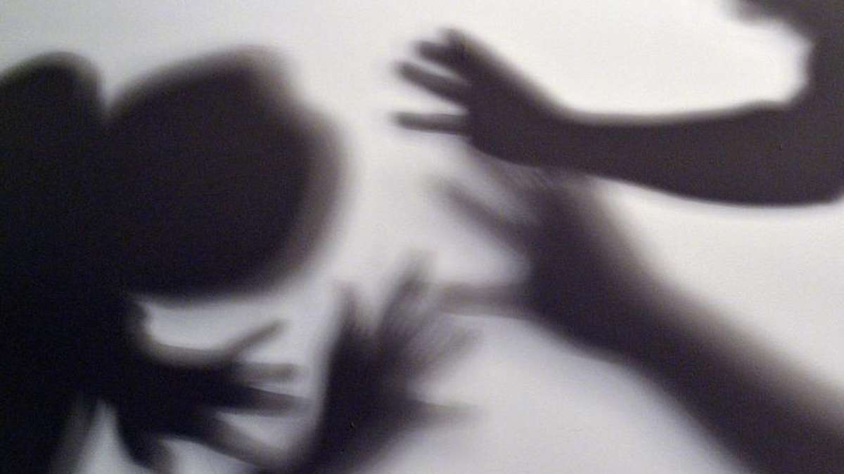 Ilmenau: Streit zwischen Betrunkenen eskaliert: 23-Jähriger schlägt auf 16-Jährigen ein