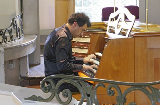 Als ein Gigant des virtuosen Orgelspiels  verzaubert der italienische Organist Paolo Oreni  die große Zuhörergemeinde. Foto: Karl-Heinz Veit