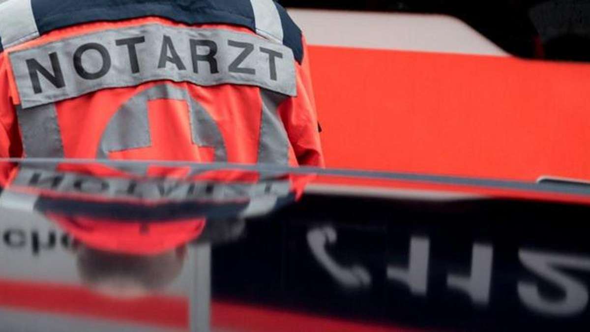 Hildburghausen: Lkw fährt unter Hebebühne durch und verletzt Mann