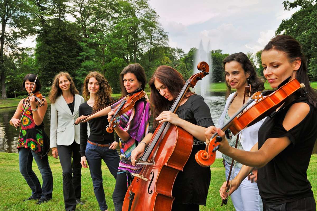 Barbara Helfgott (Vierte von rechts) mit ihrem Ensemble Rondo Vienna - am 9. Juli live beim SOS-Festival in Suhl