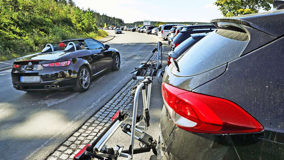 Parken in Oberhof: Fahrradträger werden zum Verkehrshindernis