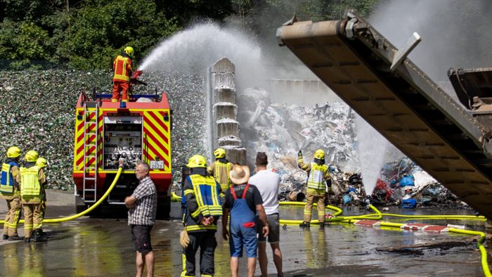 Großaufgebot der Feuerwehr: Brand auf einer Mülldeponie im Ilm-Kreis