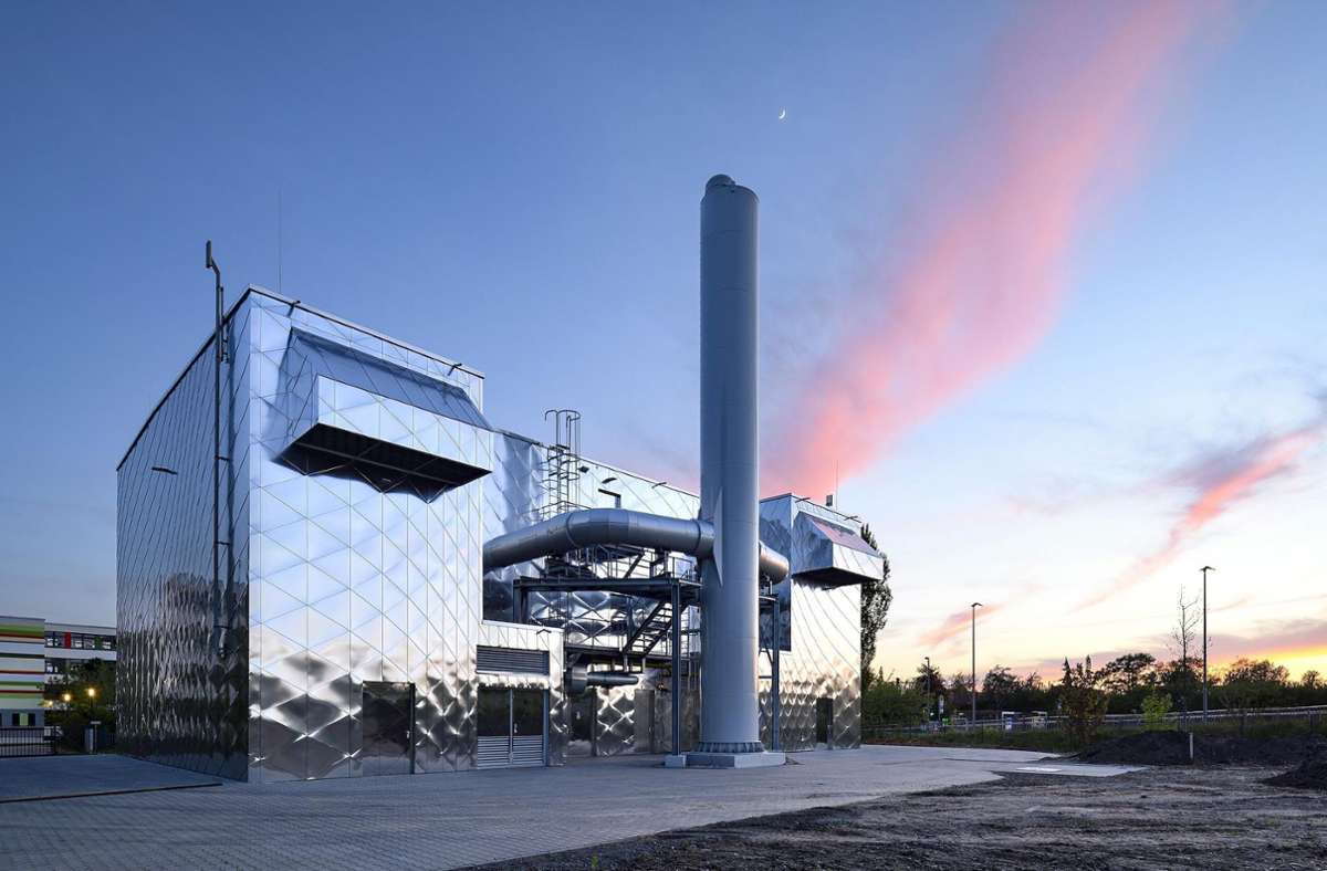 Das Blockheizkraftwerk in Leipzig-Möckern. Die spiegelnde Fassade hat Mike Fleischer mit seinem Team  aus Neuhaus am Rennweg realisiert. Foto: Ralf Dieter Bischoff