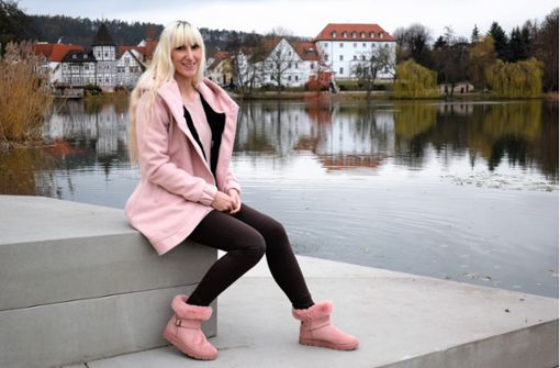 Bankkauffrau Sandra Kniß will ihre Karriere als Schlagersängerin vorantreiben. Die 47-Jährige ist in Leipzig geboren und aufgewachsen, jetzt ist Bad Salzungen ihre neue Heimat. Foto: Susann Eberlein