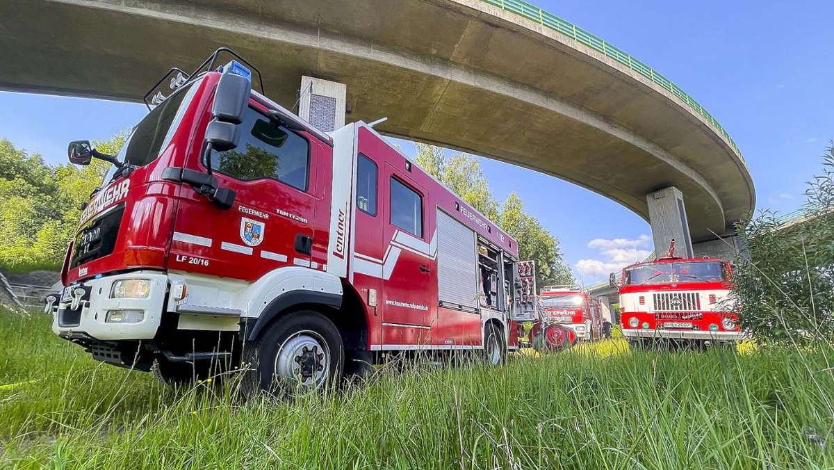 Feuerwehreinsatz an A 71: Wiese brennt unter Autobahnbrücke