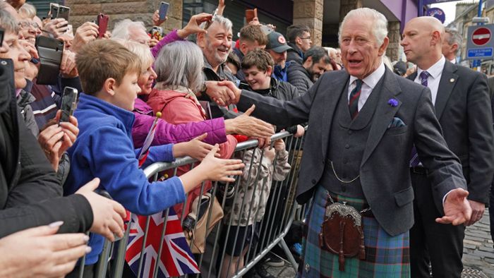 Charles III. in Schottland: Schaulustige begrüßen König im Schottenrock