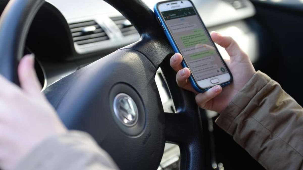 Thüringen: Polizei ertappt 26 Verkehrssünder mit Telefon am Steuer