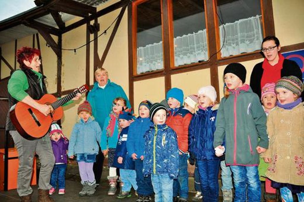 Mit einem herzerweichenden Lied "Es schneit, es schneit" wünschten sich die Kindergartenkinder weiße Weihnachten.