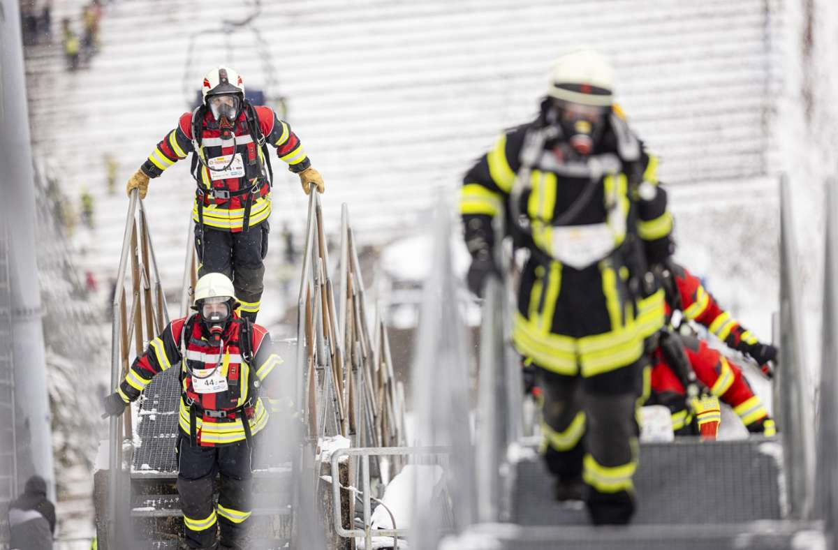 Mehr als 200 Feuerwehr-Teams aus Deutschland, Italien, Lichtenstein, Luxemburg und Österreich stellten sich im vergangenen Jahr,  teilweise mit Atemschutz, der Überwindung der 701 Stufen-Stahltreppe neben der „Hans Renner Schanze“ im Oberhofer Kanzlersgrund, über die es 120 Höhenmeter zu bezwingen gilt.