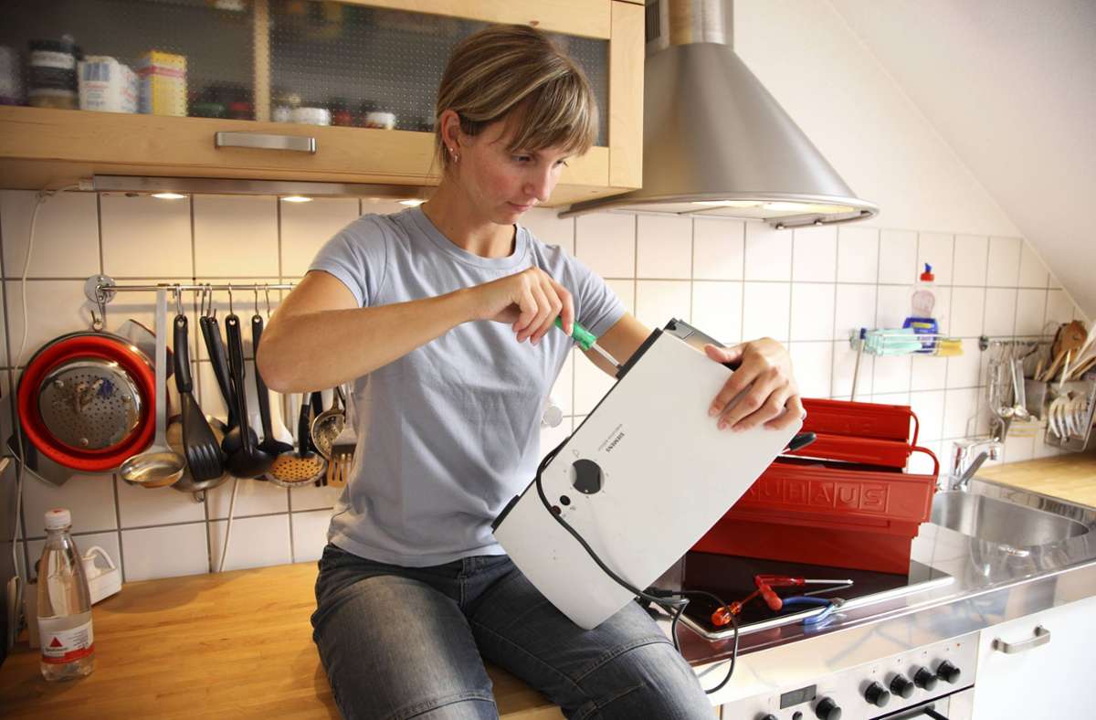 Kaputte Elektrogeräte kann man selber reparieren, wenn man sich auskennt. Wer reparieren lässt, bekommt nun in Thüringen staatliche Zuschüsse. Foto: imago