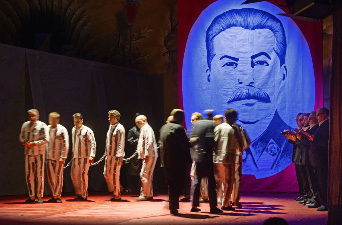 Das wachsame Auge von Väterchen Stalin richtet sich auf die „Gefangenen“ – den Opernchor. Foto: Michael Reichel