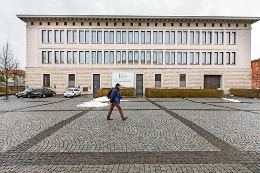 Moderner Bau mit klassizistischer Fassade: Die Bundesbank versucht derzeit das Gebäude ihrer ehemaligen Südthüringer Filiale in Meiningen zu verkaufen. 3,3 Millionen Euro soll das erst im Jahr 2000 eröffnete Bankgebäude kosten. Foto: ari