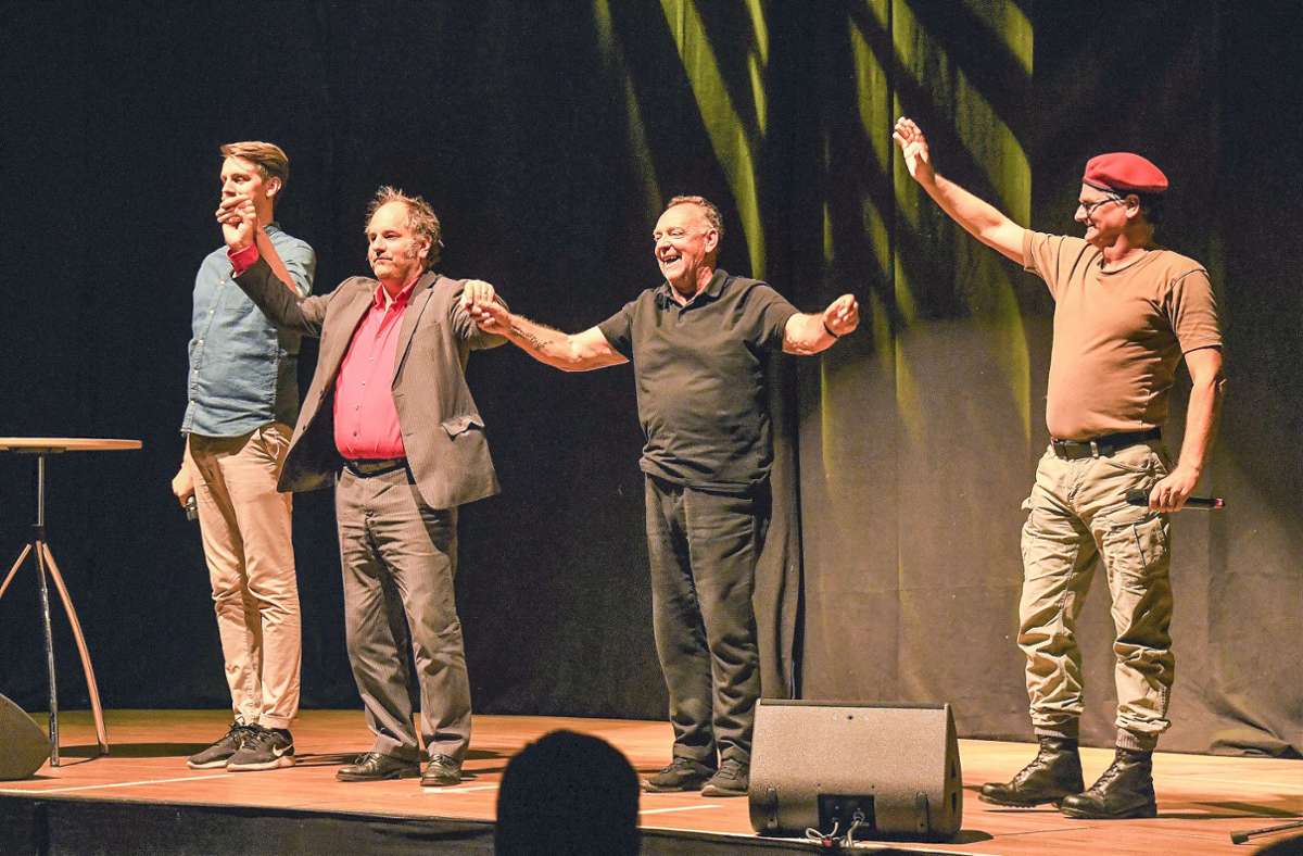 Dankbar nehmen die vier Comedians – von links: Jonas Greiner, Matthias Egersdörfer, Don Clarke  und   Holger Müller – den Schlussapplaus im Volkshaus Meiningen entgegen.