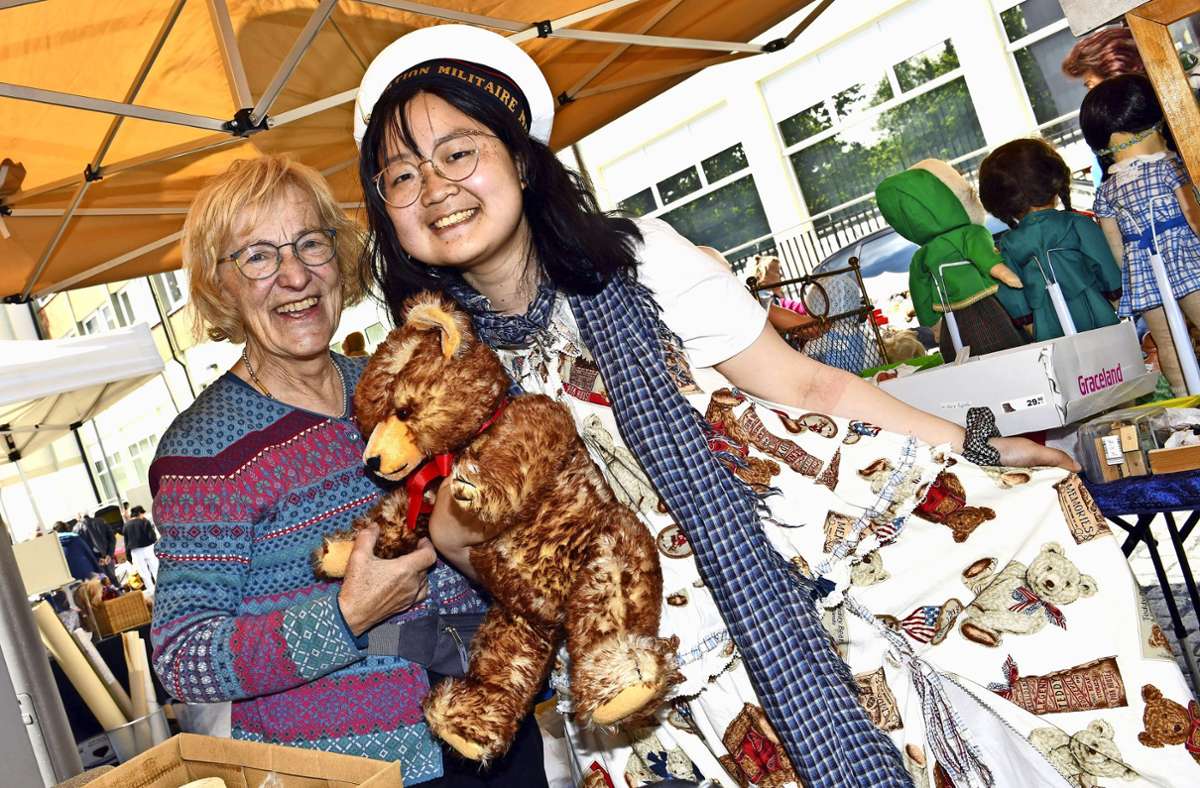 Mit Matrosenkäppi auf dem Kopf und im mit allerlei Bärchen gemusterten Kleid war die junge Chinesin Sowa (rechts) am Samstag auf Schnäppchenjagd. Foto: Carl-Heinz  Zitzmann