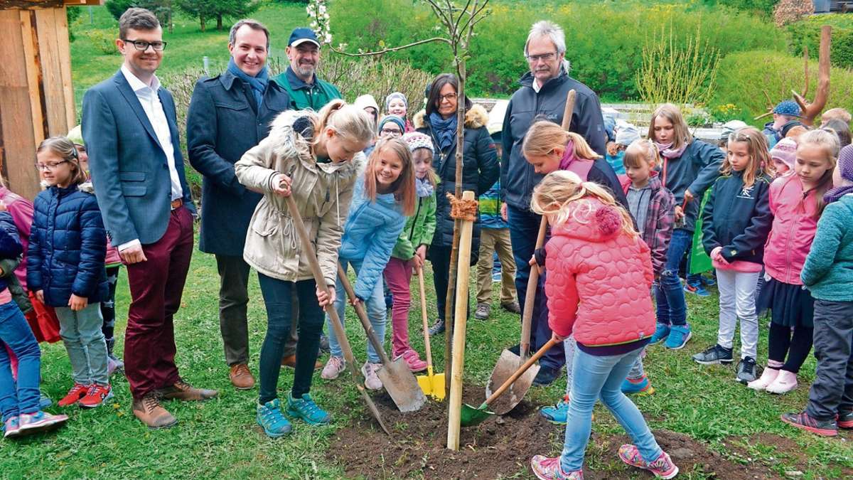 Ilmenau: Auf dass Kinder in 20 Jahren noch Äpfel von diesem Baum ernten