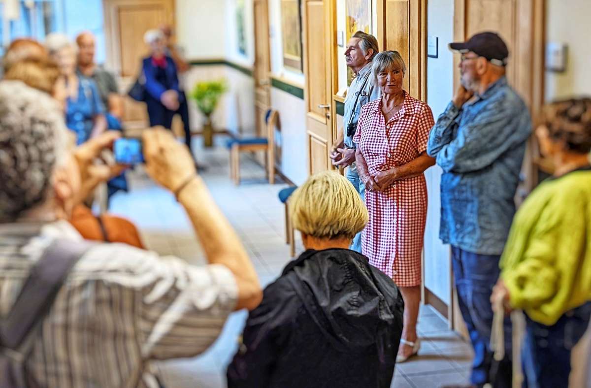 Mehr als 30 Gäste kamen am vergangenen Donnerstag   in die Dorfgalerie in den Langen Bau  Dreißigacker zur Eröffnung der  Bilder-Ausstellung von  Hobby-Malerin Ursula Trunk (Mitte). Die Schau ist bis zum 10. Oktober zu sehen. Foto: /Lena C. Stawski