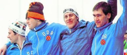 Andreas Kirchner (rechts) gemeinsam mit Wolfgang Hoppe (links), Roland Wetzig (2.v.l.) und Dietmar Schauerhammer nach dem Olympiasieg 1984 im Viererbob in Sarajevo. Foto:  