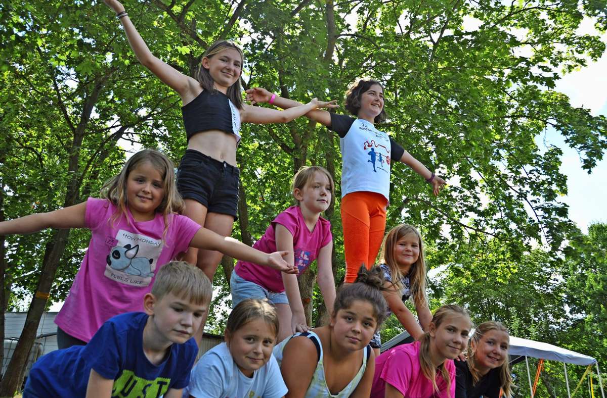 Es geht nur zusammen: Kinder aus Meiningen und Zella-Mehlis bilden im Zirkus gemeinsam akrobatisch eine Pyramide.