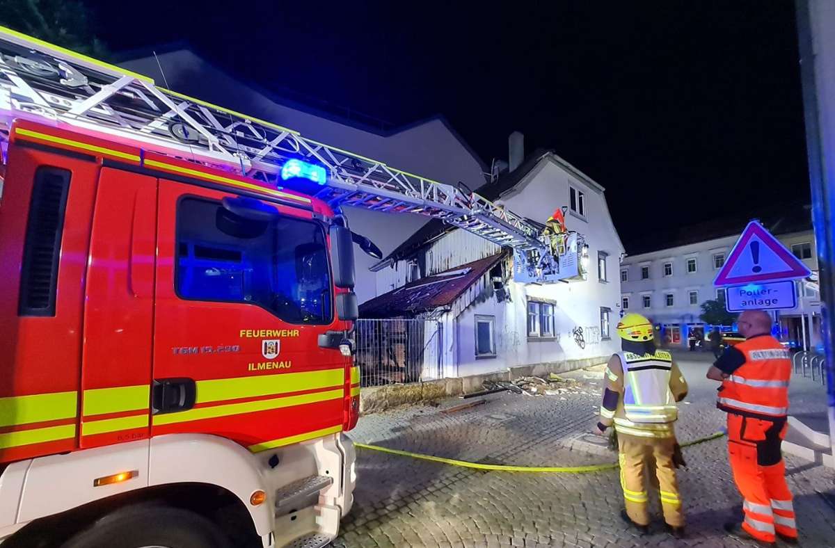 Mitten in der Nacht mussten mehrere Feuerwehrleute verschiedener Ilmenauer  Wachen ausrücken, um einen Brand in der Lindenstraße, hier vom Mühlgraben aus, zu löschen. Foto: Steffen Ittig