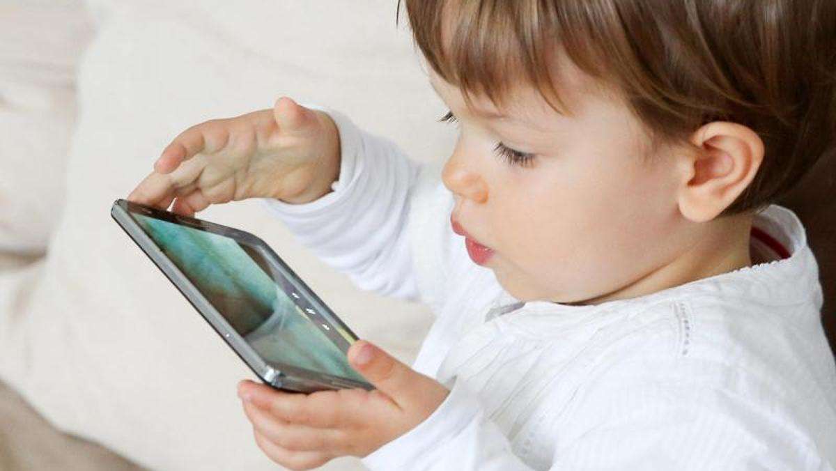 Suhl/ Zella-Mehlis: Kind spielt mit Handy und ruft mehrfach die Rettungsleistelle an