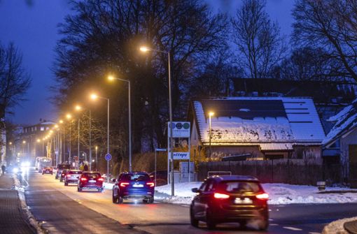 Autos fahren auf der beleuchteten Langewiesener Straße in Richtung Stadtzentrum. Die Beleuchtung der Stadt Ilmenau und der Ortsteile habe im vergangenen Jahr 1 902 237 Kilowattstunden verbraucht. Foto: Michael Reichel/ari
