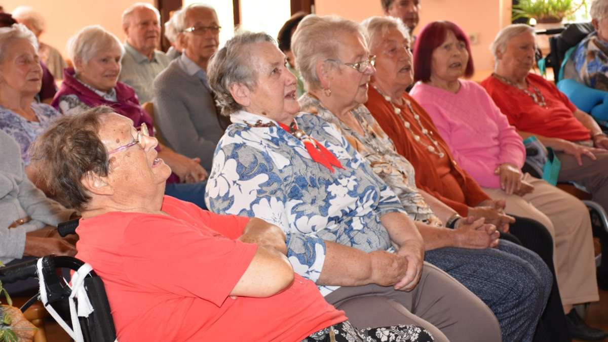 Betreutes Wohnen: Frohe Sänger – verzückte Senioren