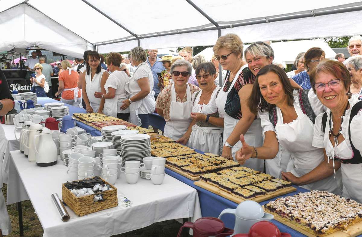 Sage und schreibe 88 Schwarzbeerskuchen haben die Vesserer Frauen gebacken. Für jeweils drei Euro finden die leckeren Stücke am Kuchenbüfett reißenden Absatz.