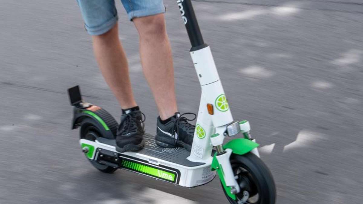 Hassberge: Zehnjähriger auf E-Scooter kollidiert mit Auto