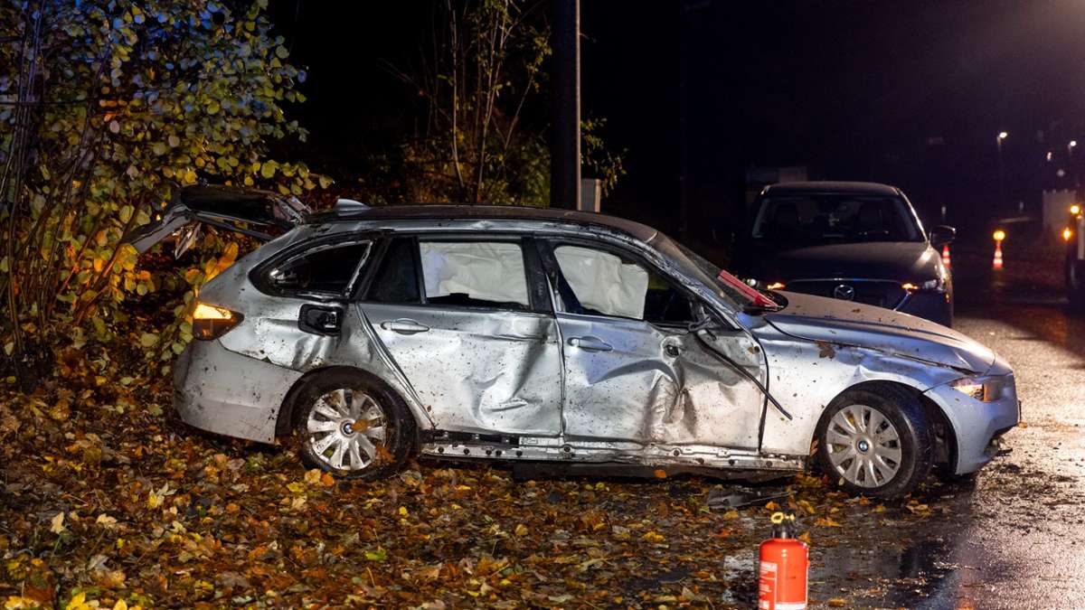 Verletzt und hoher Schaden: 19-Jähriger mäht mit Auto mehrere Masten um