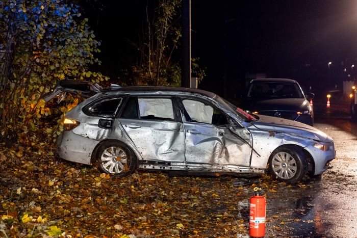 Verletzt und hoher Schaden: 19-Jähriger mäht mit Auto mehrere Masten um