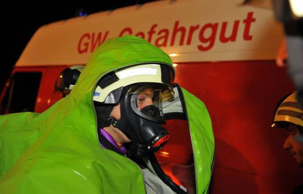 Einsatzkräfte des Gefahrgutzuges bargen in der Nacht vom 14. zum 15. Mai 2013 in Steinach einen Behälter mit hochgiftiger Säure.