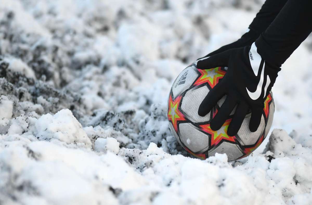 Schnee und Fußball: Diese beiden Dinge passen nur bedingt zusammenpassen, wie ein aktueller „Fall“ unterstreicht. Foto: frankphoto.de/Bastian Frank