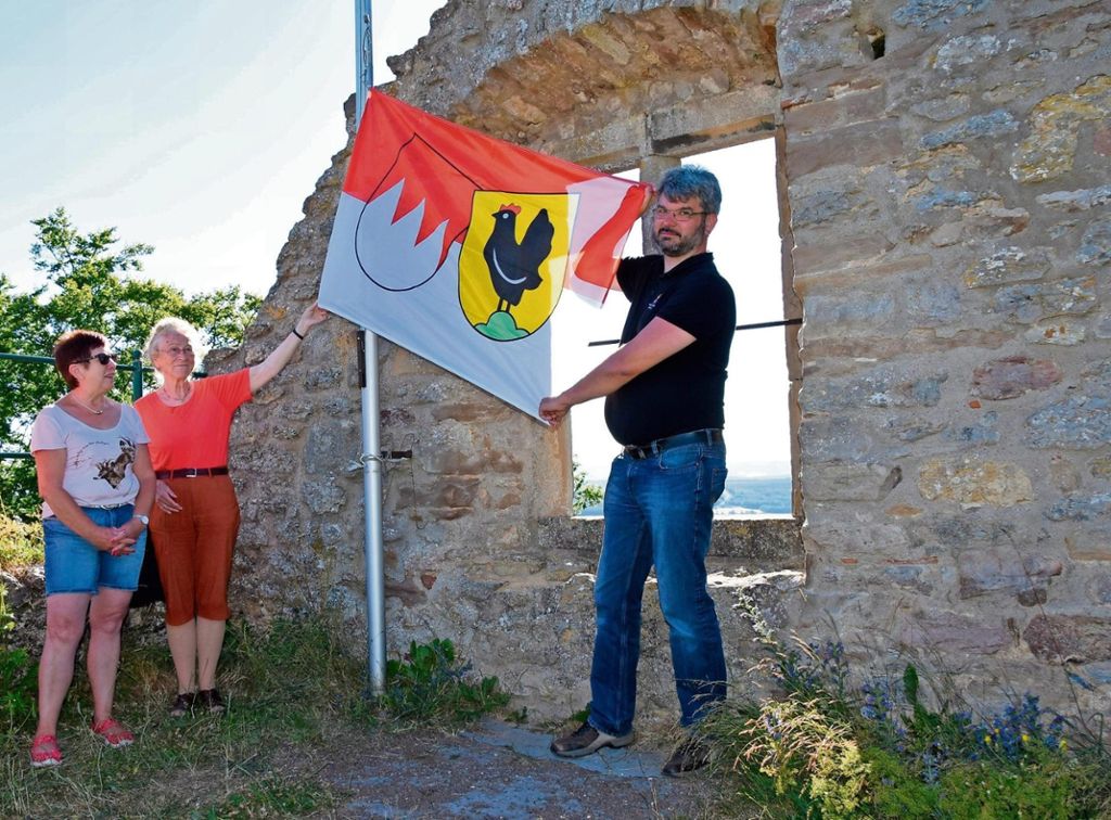 Martin Truckenbrodt hat die Franken- Fahne auf der Henneburg gehisst. Foto: M. Hildebrand-Schönherr Quelle: Unbekannt
