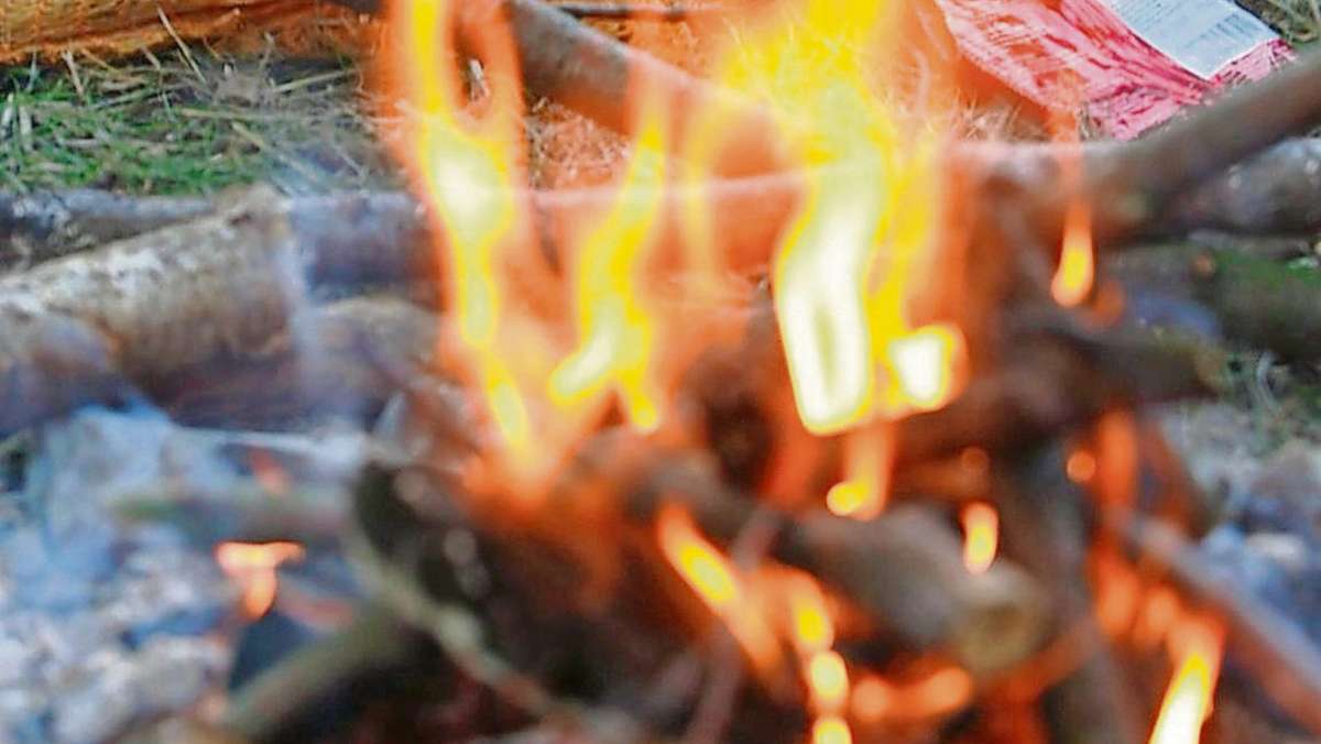 Thüringen: Lagerfeuer unterm Baum und am Waldrand kommt acht Jungs teuer