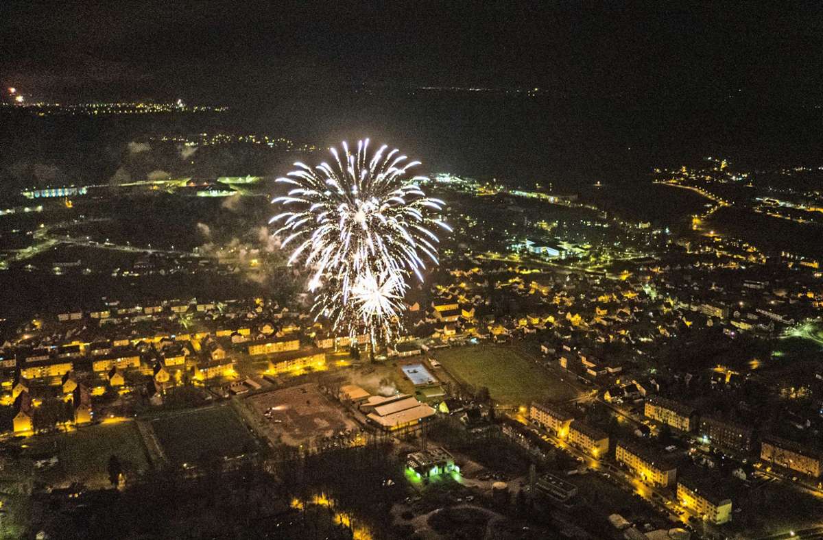 Das Feuerwerk der Stadt Hildburghausen zündete der Fachmann Rainer Apel auf dem Freibadgelände. Foto: Willy Neundorf