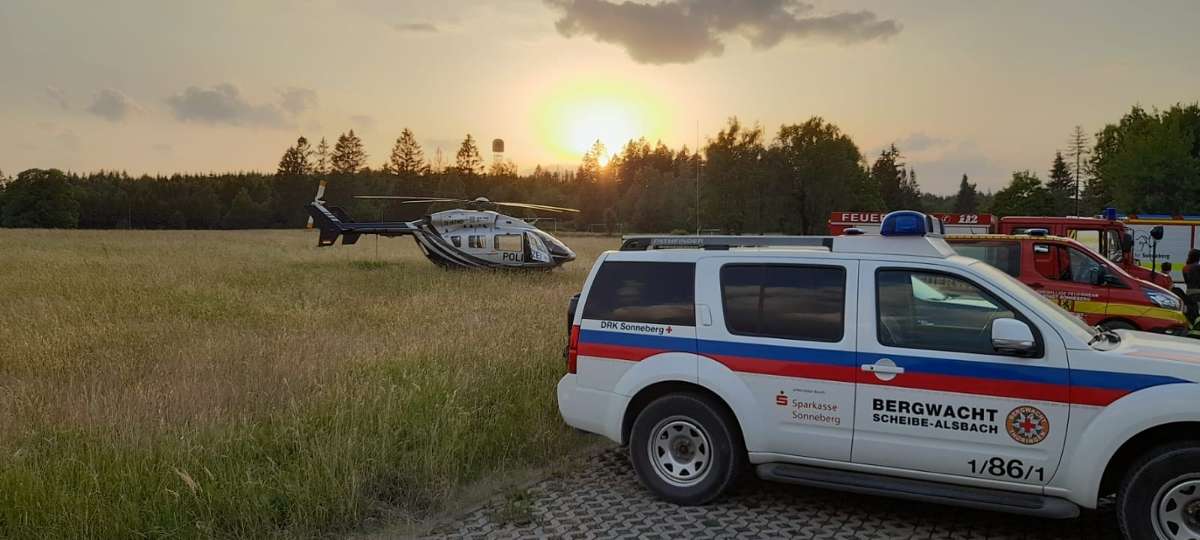 Die Bergwacht Scheibe-Alsbach bei der Suche nach der Vermissten mit Drohne und Polizeihelikopter im Sonneberger Stadtteil Neufang am Sonntag.
