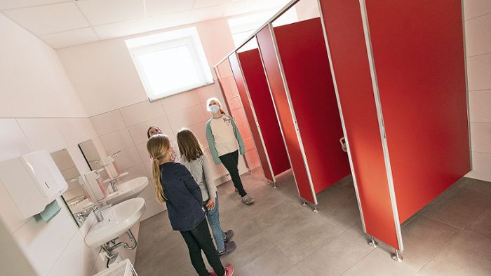 WC-Trakt aus  DDR-Zeit froh verabschiedet