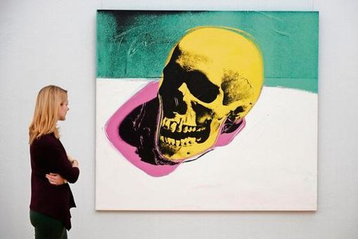 1976 schuf Andy Warhol "Skull". Noch bis 22. Februar zeigen die Kunstsammlungen Chemnitz 61 Arbeiten seiner Serie "Death and Desaster". Foto: dpa