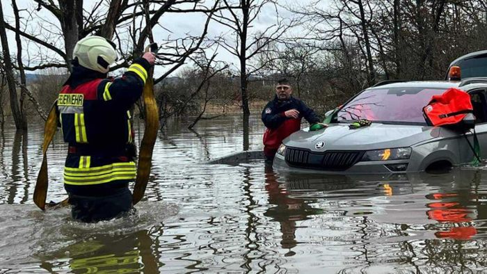 Auto im Hochwasser steckengeblieben