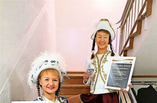 Die WCC-Tanzmariechen Saphira Lydia Rüttinger und Sophie Weiß mit ihren Ehrenorden und zugehöriger Urkunde. Foto:  