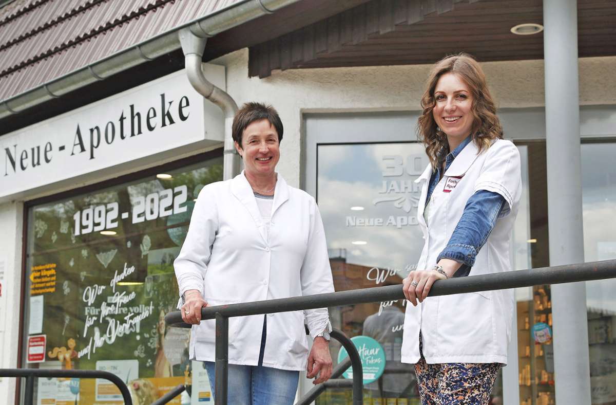 Vor 30 Jahren hat Sibylle Zimmermann (links)  die Neue Apotheke in Zella-Mehlis bauen lassen und eröffnet. 2016 kam eine zweite Apotheke in Suhl dazu, die Tochter Annabell als Filialleiterin betreut. Foto: Michael Bauroth