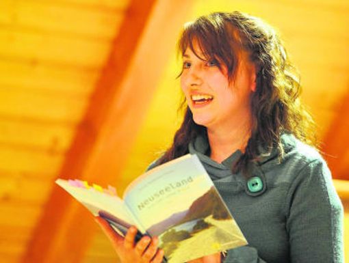 Premiere: In der Bürgerhausscheune stellte Sarah Magdalena Nickel ihr Neuseeland-Buch vor.  Foto: frankphoto.de Foto:  
