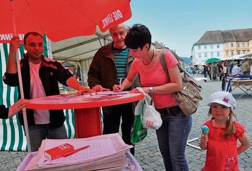 Mit Unterstützung der Linken sammelte die Elterninitiative auf dem Marktplatz Unterschriften. 	Foto: frankphoto.de Quelle: Unbekannt