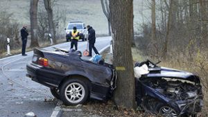 Beifahrer schwebt nach Autounfall im Ilm-Kreis in Lebensgefahr