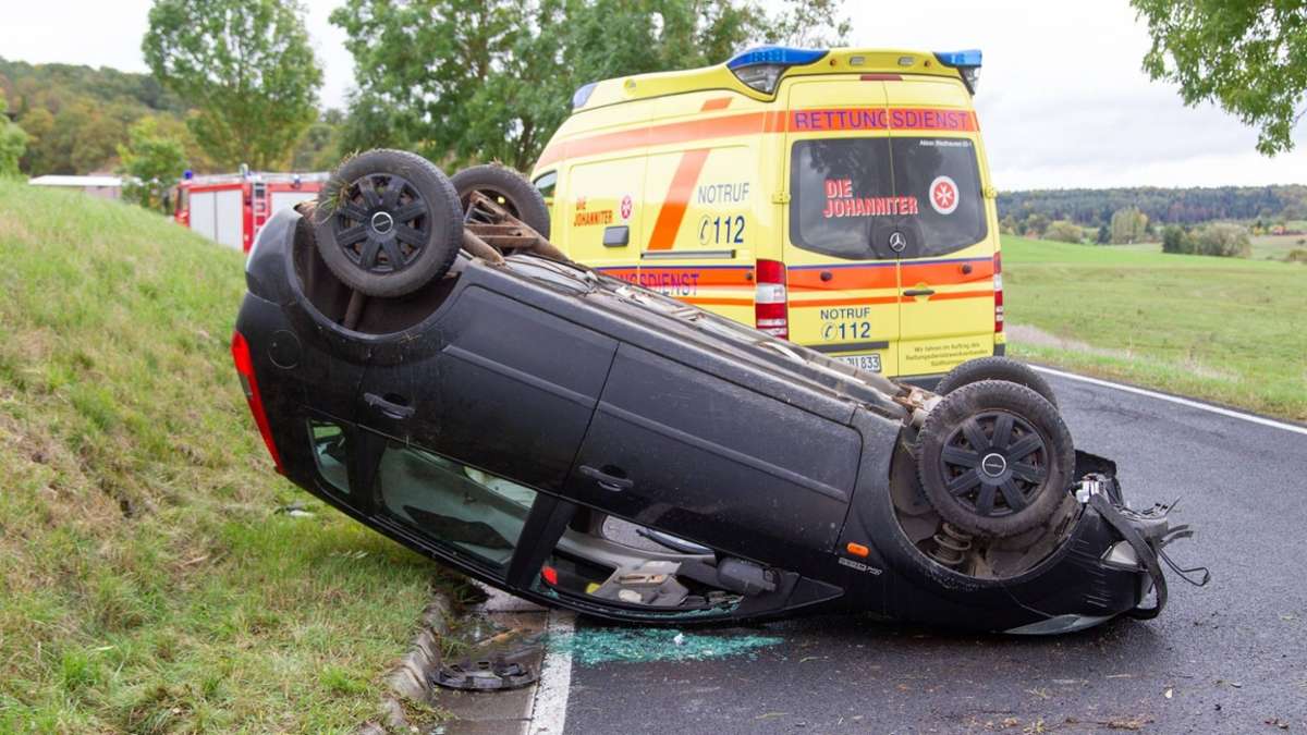 Hildburghausen: Mit Auto überschlagen: 63-jährige Fahrerin verletzt
